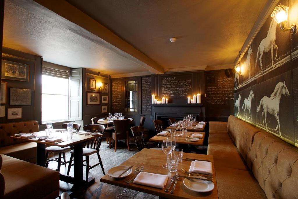 The Kings Arms Hotell Didmarton Exteriör bild